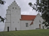 Ö Vemmerlövs kyrka på en liten höjd