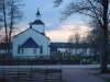 Trehörna kyrka från öster. Trehörnasjön i bakgrunden.