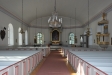 Vänliga pastellfärger möter dig i kyrkorummet.