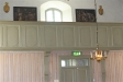  Tavlan hänger bakom kyrkans orgel.
