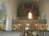 Tyvärr hänger en ljuskrona och ljusbäraren framför kyrkans vackraste prydnad
