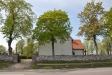 Notera det tunna korset strax innanför muren mot kyrkans korvägg.