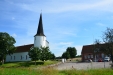Kyrkan och den gamla kyrkskolan till höger