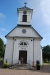 Vacker entréfasad och ett vackert torn i Öljehult kyrka.