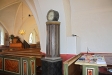  I ´Lilla kyrkan´ står ett golvur från O Wallgren