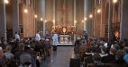 Visar en högmässa i S:t Laurentii kyrka
