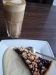 En latte tillsammans med blåbärspaj~