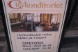 Reklamaffisch på utsidan.