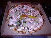 Kebabpizza med blandad sås.
