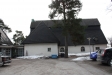 På kyrkas södra sida ligger klockstapeln
