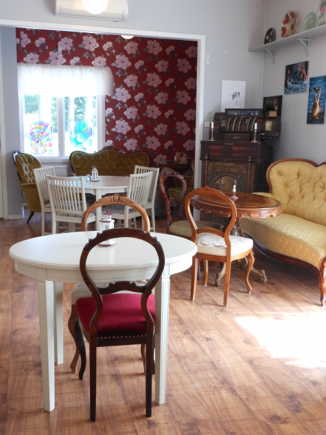 Eldtomta Café och Butik