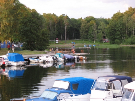 CAMPINGKARTAN.SE  Kinnekulle Camping och Stugby  Vy in mot strand o brygga