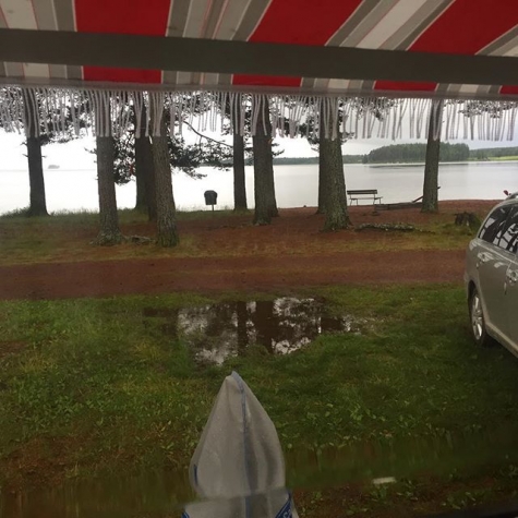 CAMPINGKARTAN.SE  Vmbadets Camping  Bild frn Vmhus Camping av  @henke6904 - Utsikt frn husvagnen trist vder regnar mest hela tiden tur  att vi bara tog soltaket och inte frtltet