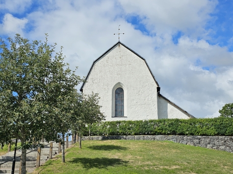 Tolfta kyrka