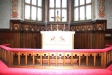  Predikstolen  är placerad på höger sida om altaret.