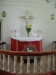 Ett enkelt men vackert kors vid altaret