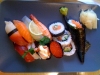 En 11-bitars sushi   en temaki-rulle med lax.