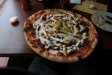 En gyros pizza utan lök med kebabsås istället för tzatzikisås