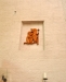 Skulptur infälld i väggen: Jesus och lärjungen Tomas