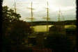 Utsikt mot hamnen med fartyget Pommern och Sjöfartsmuseet från hotelrummets balkong.