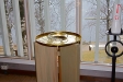  Det fristående altaret är smyckas av ett litet silverkors på en träsockel. 