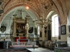 krucifixkrönta altaruppsatsen är från 1600-talet och altartavlan föreställer Kristi gravläggning