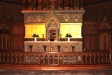  Altarskåpet har komponerats likt en gotisk katedral med tinnar och torn.