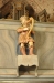 Kung David med harpan står framför läktarbarriären