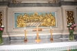  Altaret och altaruppsatsen.