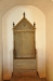 En ´enkel men ceremoniös stol av 1500-taltyp´ enl. kyrkans broschyr