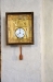 Ett litet ur (av trä) som ganska omotiverat sitter på väggen