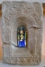 Den vackra stenen med glasmålningen i Mariakapellet