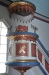 En vackert designad och färgsatt predikstol.