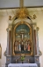 Altartavlan har skulpturer ur ett medeltida altarskåp