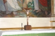 På altarbordet står ett krucifix från gamla kyrkan.