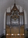 Orgeln och framför hängande ljuskrona