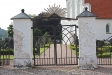  Putsen flagnar på porten till kyrkogården.