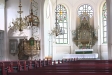 Predikstolen och altaret.