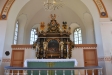 Altaruppsatsen är tillverkad 1669 av bildhuggaren Hans Swant.