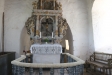  Altaret och altaruppsatsen. 