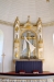 Altaruppsatsens tomma kors har fått en fin inramning förutom den målade bakgrunden