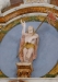 Jesusfigur högt uppe på altaret.