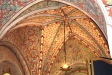  Kyrkans valv och väggar är rikt dekorerade av Carl Wilhelm Pettersson.