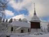 Brämhults kyrka och klockstapel en vinterdag. Foto Charlott Elisson