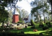 Brämhults kyrka omges av en vacker kyrkogård och en minneslund på höjden. Foto Charlott Elisson.