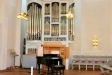  Till höger om altaret står en orgel.