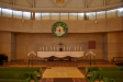 Altaret dominerar i kyrkorummet.