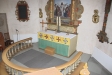  Altaret och altartavlan.