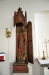En skulptur som möjligen föreställer S:t Gulich återfinns i norra korsarmen med delvis bevarat skåp