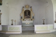  Nära dopfunten finns ett litet altare och en Kristusbild.